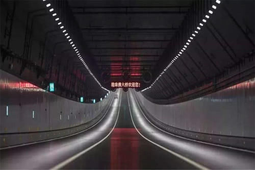  海底隧道：港珠澳大桥的海底隧道，外面都是海水，万一漏水该咋