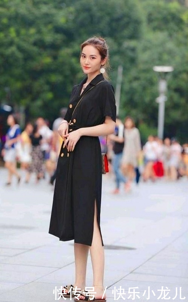 『女人味』路人街拍,美女穿简洁的黄色连衣裙,更添几分成熟女人味