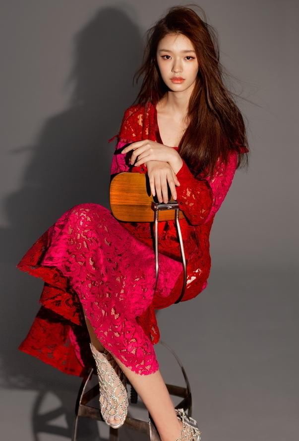 躲过了关晓彤的红裙，避开了徐璐的红裙，却唯独爱上了她的红裙