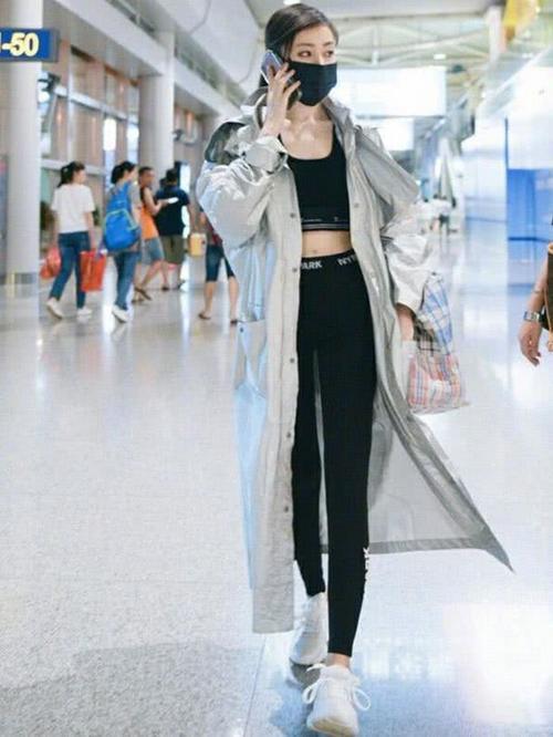 张天爱太猛了!裤子这么紧还敢提到裤裆这儿,网友:显腿长呗!