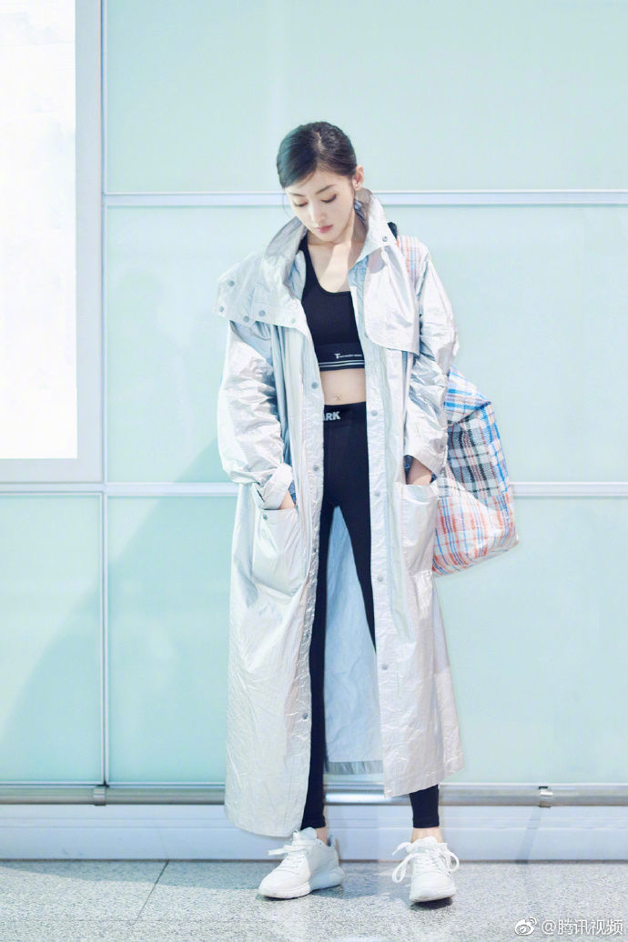 只服张天爱，健身服穿出性感维密秀 细腰长腿，大叔都忍不住回头