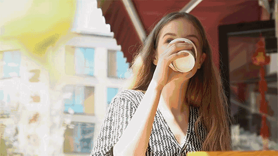 这双凯特王妃最爱的小白鞋，时尚圈人手一双，光脚穿都舒服