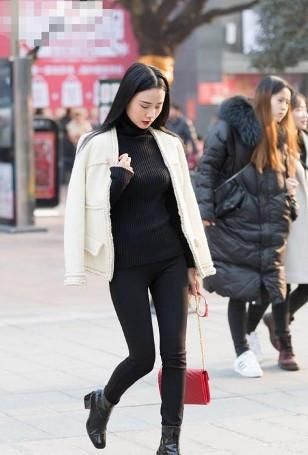  简直：路人街拍，姑娘不规则的白衬衫搭配这件高腰阔腿裤，简直完美