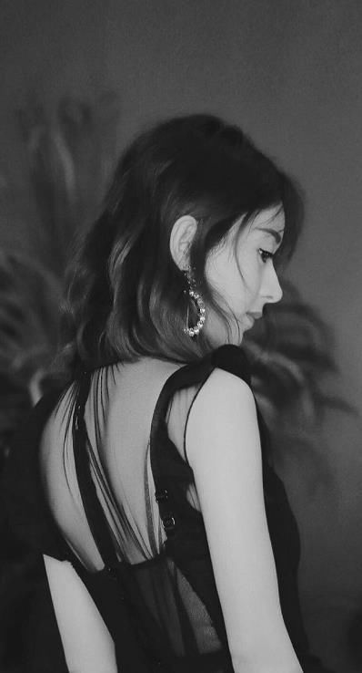 赵丽颖做孕妇不敢做的高难度动作，爱犬帮忙辟谣