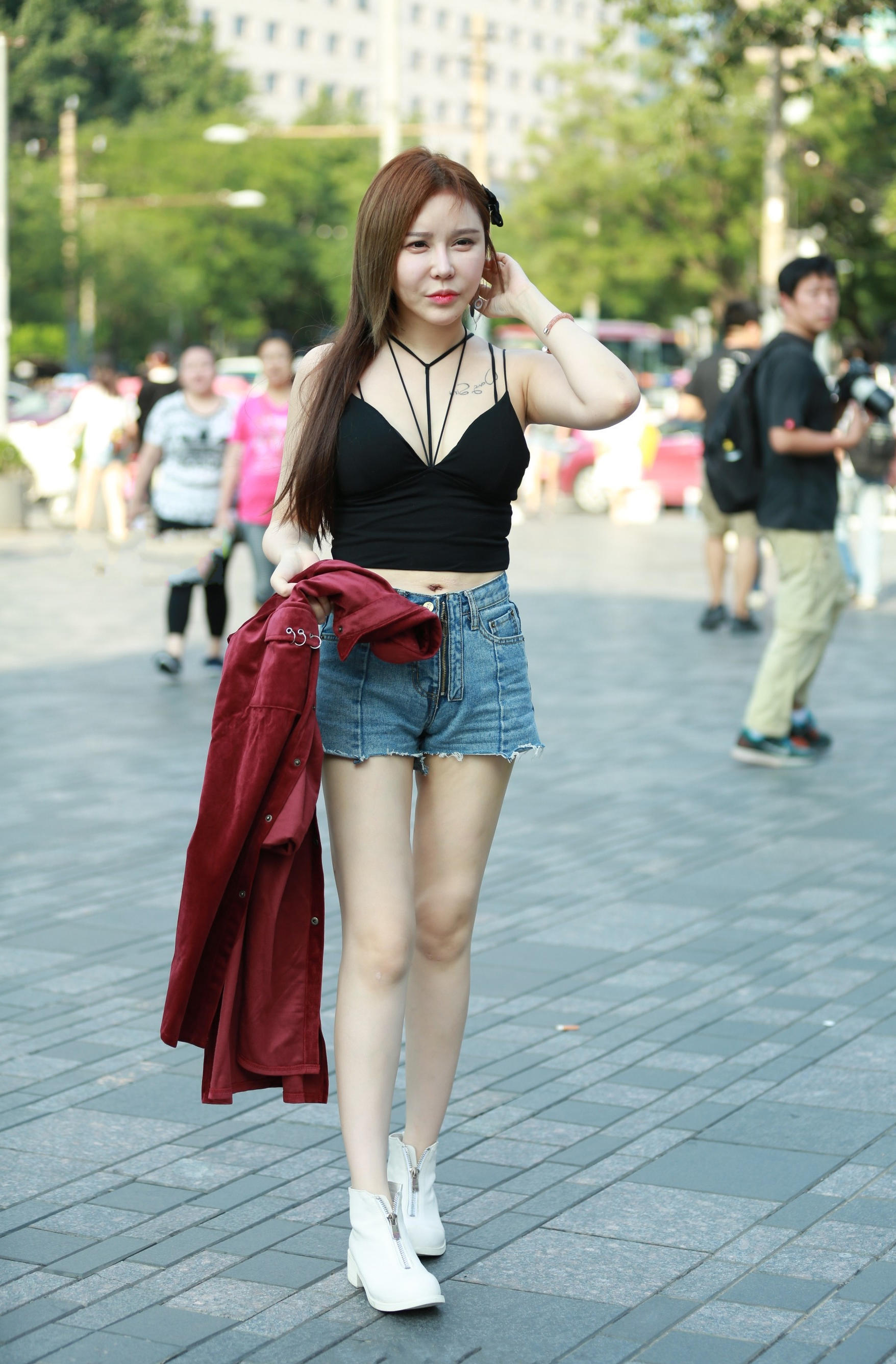 甜美的小姐姐无论身怎么穿搭，甜美的颜值总是那么的讨喜