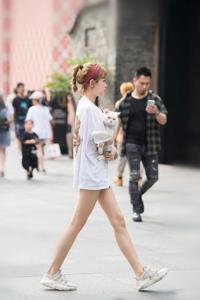 成都街拍: 喜欢第三位文静的女生, 可惜已有男朋友