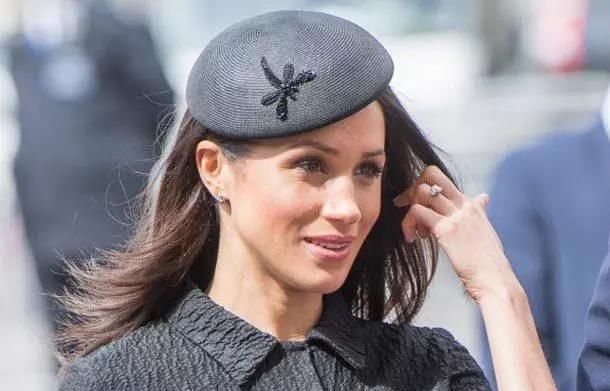 英国贵妇们的帽子风吹不掉?凯特王妃的固定方法真是绝了!
