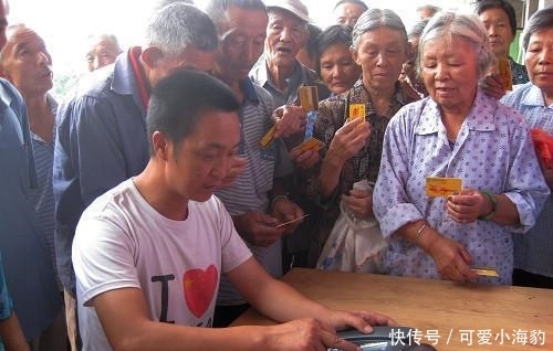  城里人：为啥城里人60岁能领退休金, 农民却不行, 专家: 问题出