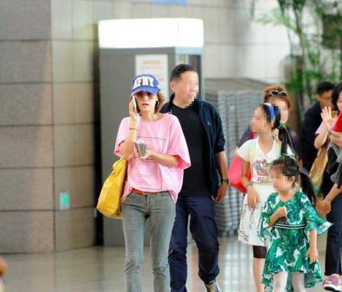 马伊：带一家人出游 俩女儿乖巧可爱，马伊琍打扮休闲现身机场