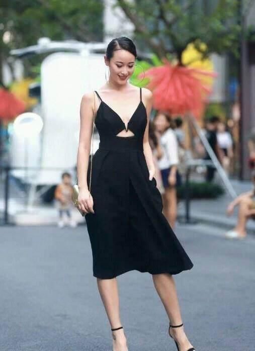 美女连一圈搭配黑色小高跟鞋，干练性感，很是有女人味!