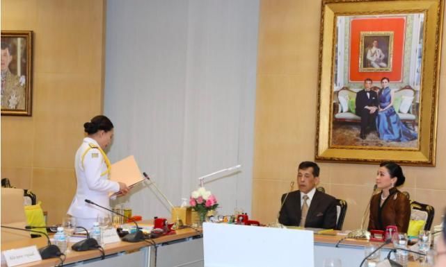 亮相|泰国携王后合体亮相,苏提达巧克力套装时尚感强,对帕公主很尊重