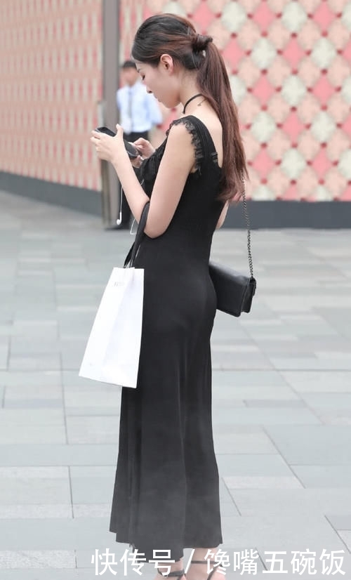 # 美女#优雅高贵，彰显东方女人的气质美，黑色吊带长裙