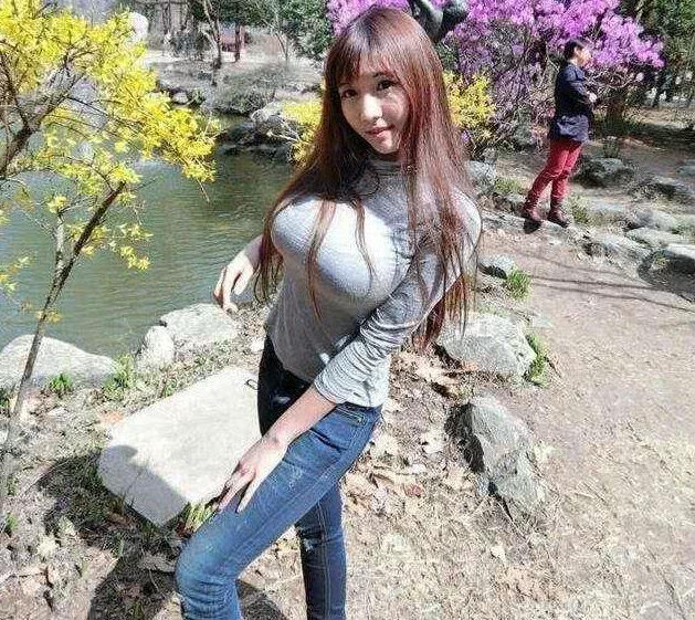 十分秀丽的牛仔裤美女，才看一眼就睡不着了！