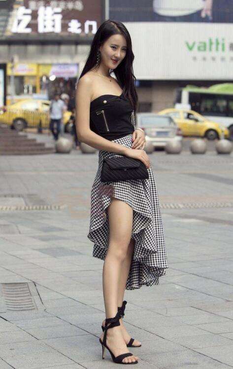 时尚衣着 美女上衣只有三根系带, 如果断了一根, 画面就很尴尬!