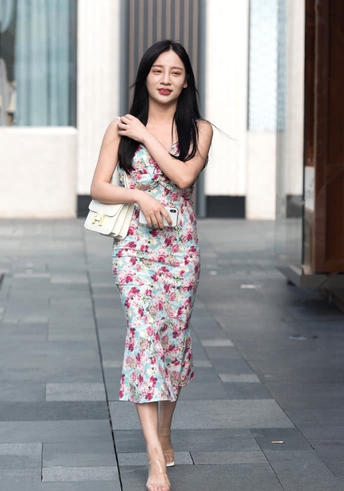 「裙装」街拍:穿不腻的裙装,总是能够给自己带来优雅出众的美!