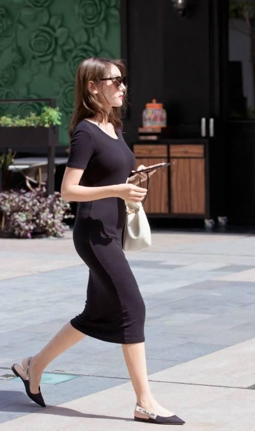 街拍:时尚长裙美少女,一看就涉世未深