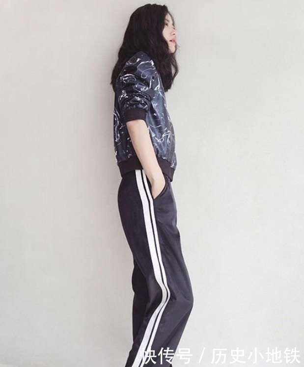  悄悄@阔腿裤不再受欢迎了，悄悄出世的“校服裤”成新宠，减龄又时髦