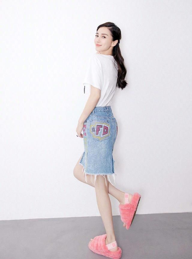 李冰冰学baby穿牛仔裙差距太大，网友：年龄大就别装嫩！