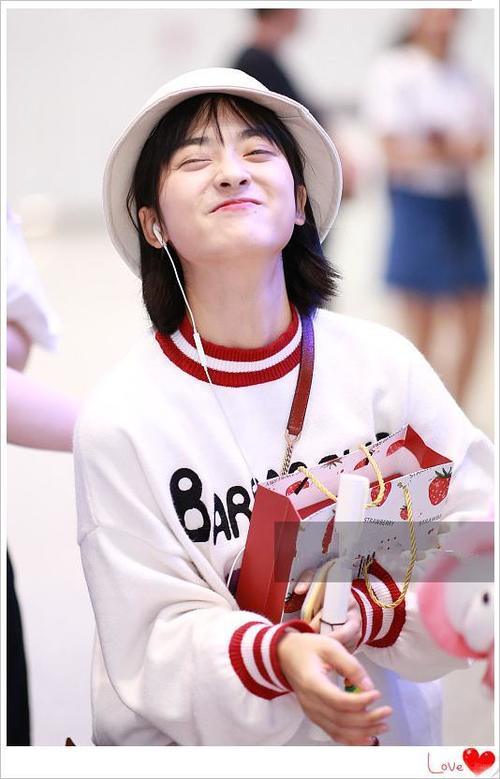 小短腿的沈月穿超短百褶裙真亮眼，网友：看一眼就感觉又恋爱了