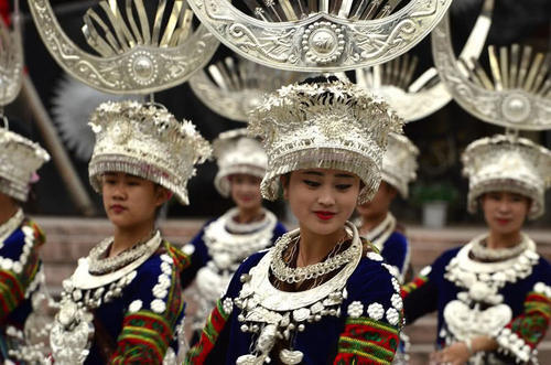 去苗寨旅游时，为何有的苗族女孩会递给游客一块“布”？