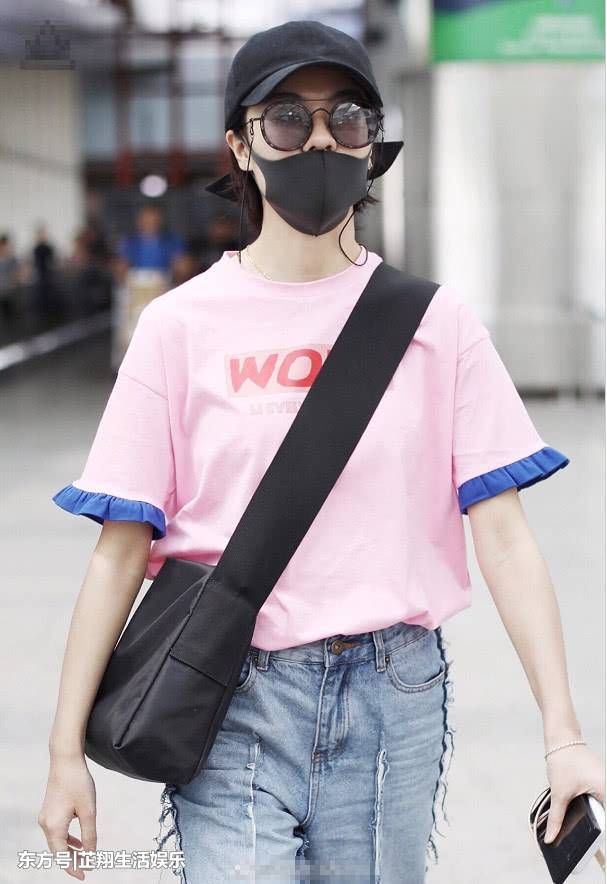 郁可唯真胆大!竟把牛仔裤“反穿”来走机场，网友:这叫时尚!