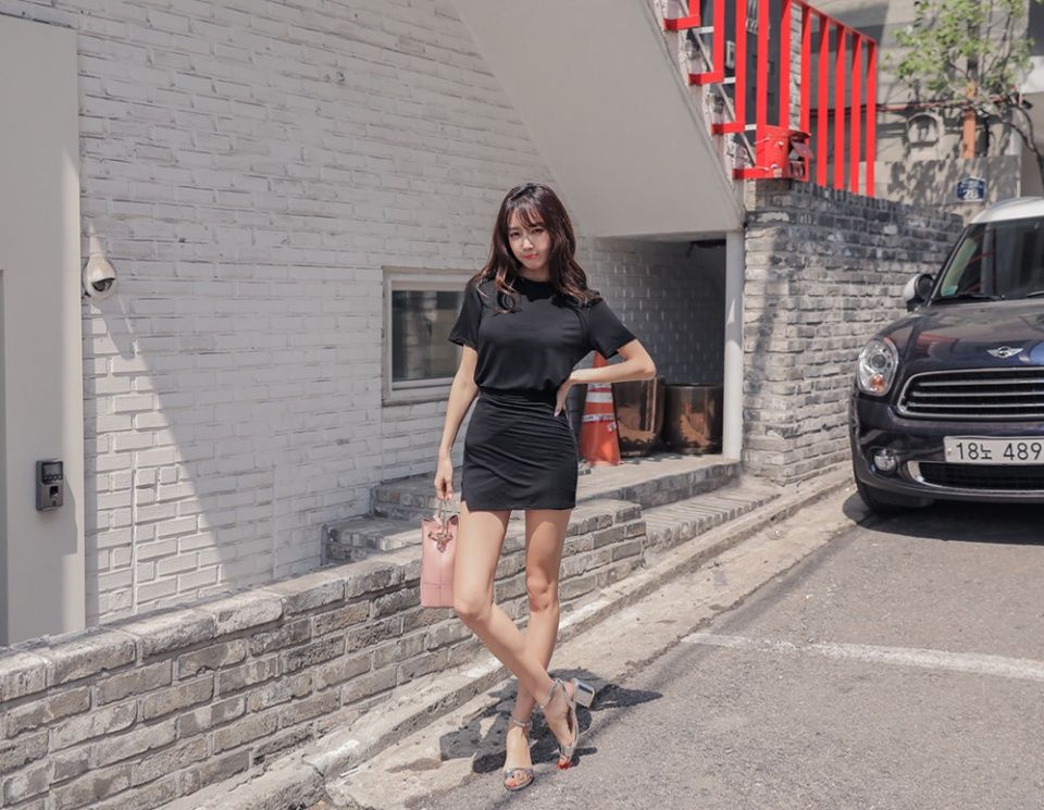 街拍黑色短裙气质美女，拥有迷人的笑容！