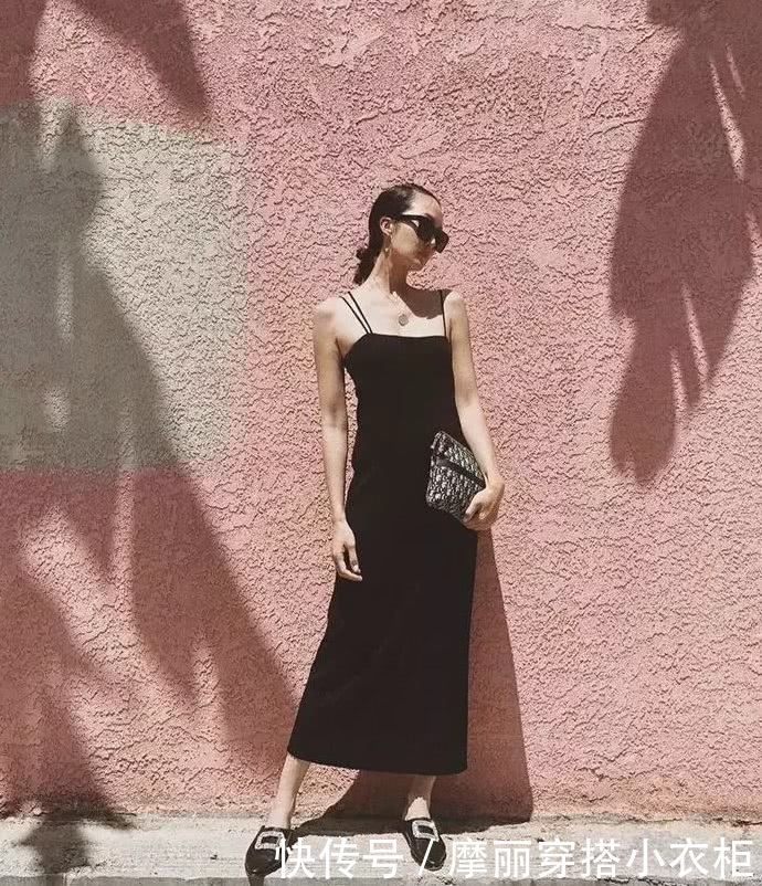 清爽时尚的吊带连衣裙，轻松解锁你的风情万种