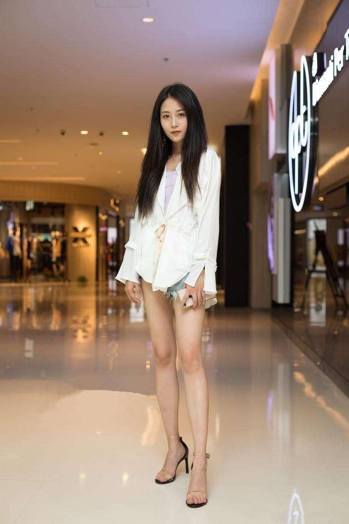 小姐姐穿着黑色连衣裙，整个人看起来青春又柔和，美腿完美展现!