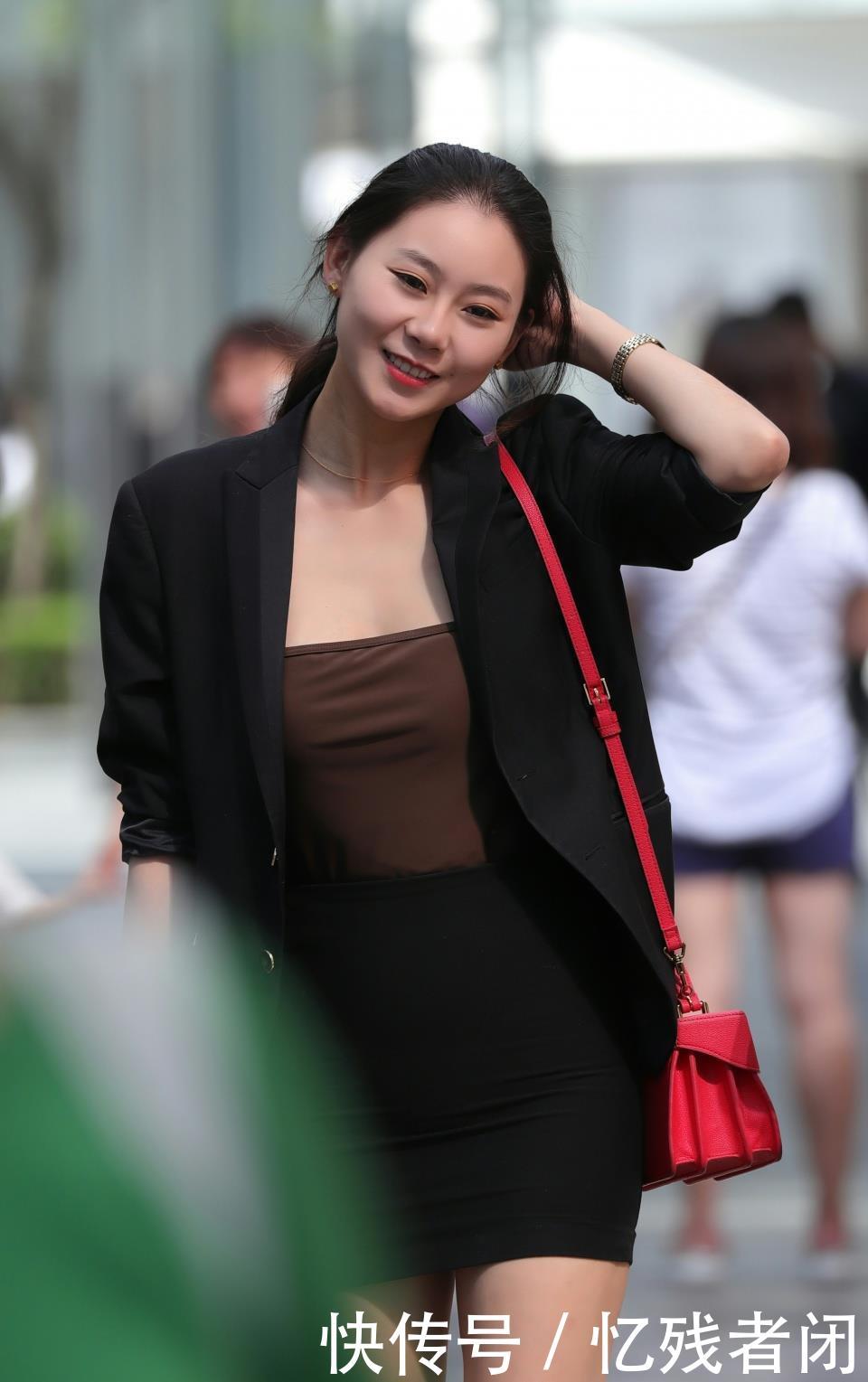 气质■她拥有着迷人的气质和成熟的韵味,街拍:笑容灿烂的小姐姐