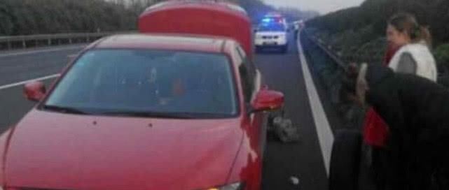 高速应急车道换胎被扣6分? 车主: 应急车道不能停, 还是胎不能换