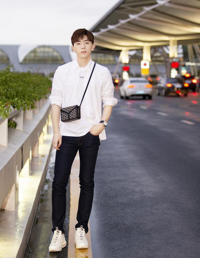 邓伦的生活照，真不是舞台上看到的那样，最后一张笑出法令纹！