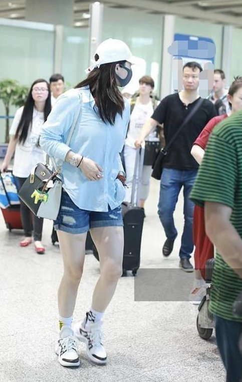 当古力娜扎和蒋欣同穿短裤秀腿，网友:我终于要下定决心要减肥