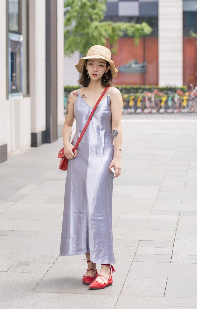 街拍时尚路人，简单随意的搭配，让这个夏天多了一份妩媚动人的美