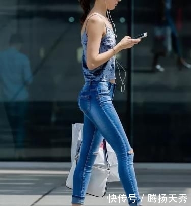  『时髦』街拍：豹纹上衣+破洞牛仔裤，贴合身材曲线，时髦感十足
