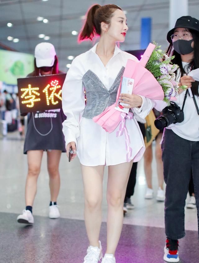 李依晓太会穿了！抹胸“雨衣”+白衬衫秀腰，反被大长腿吸引了！