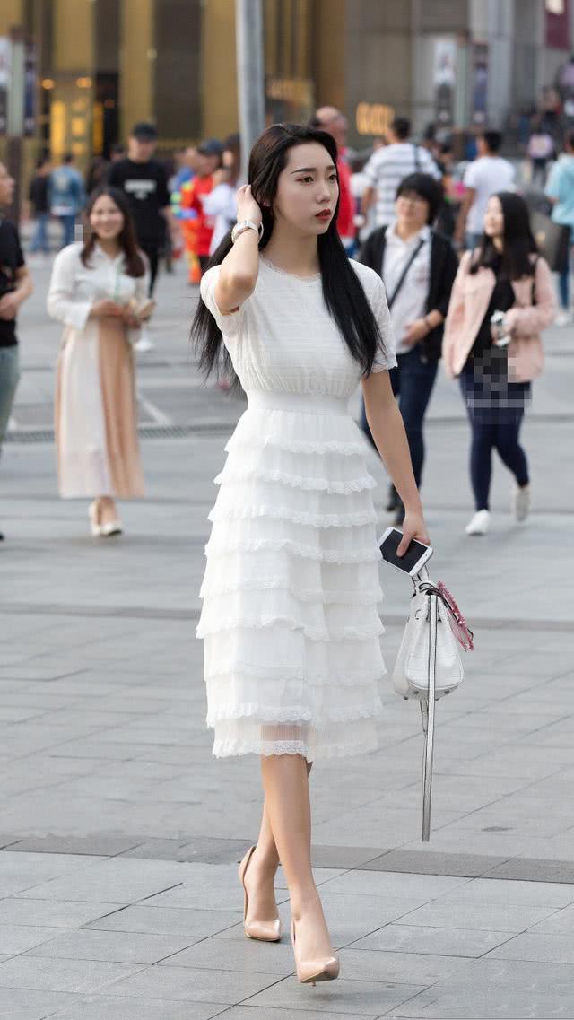 街拍：长相甜美的小姐姐穿包臀裙优雅时尚，皮肤白皙令人羡慕！