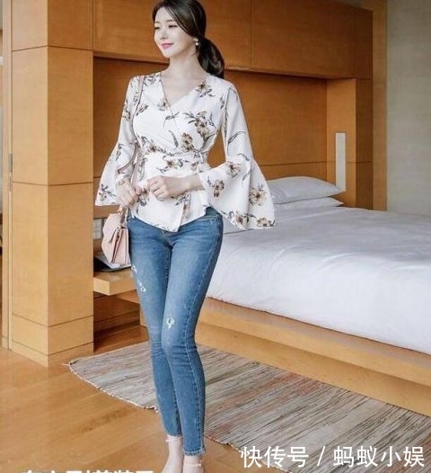  『美女』活力满满的牛仔裤美女，塑造腿部线条！
