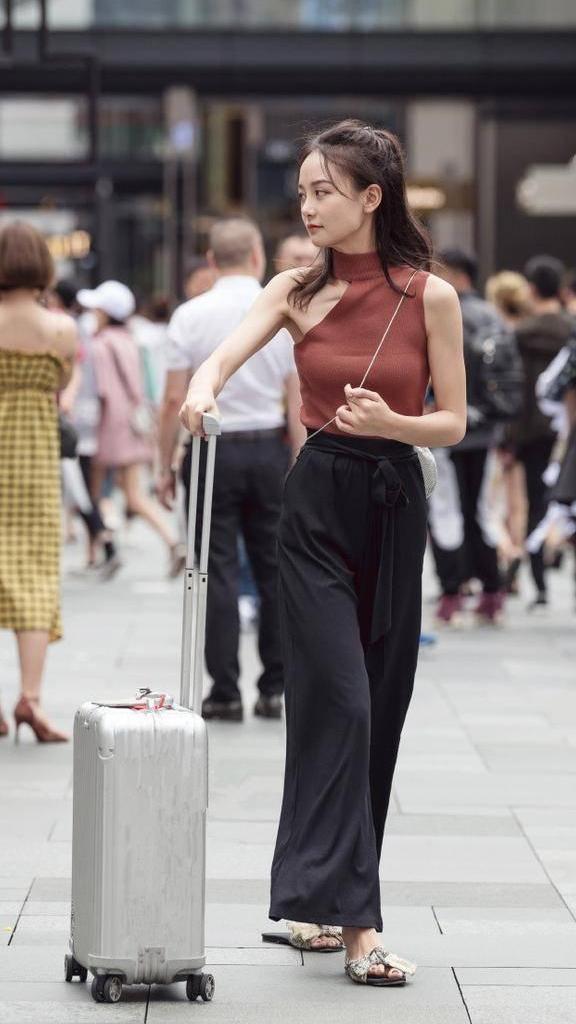 街拍 美女清凉穿着抓人眼球 让人一眼难忘！瞬间成为你的女神