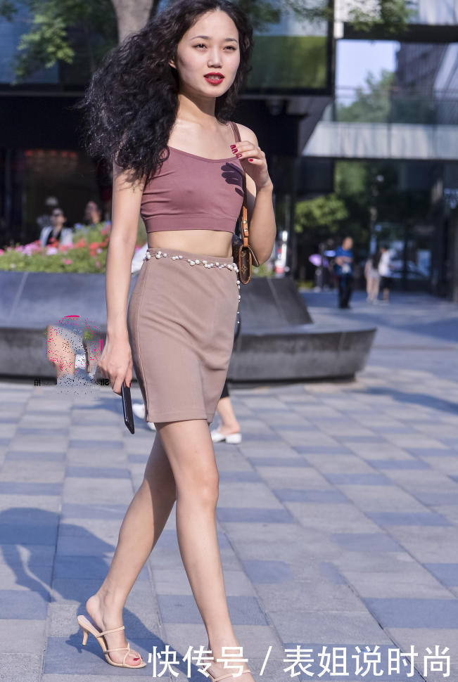 气质小姐姐紧身套装裹出曼妙身姿，狂野妩媚的气质很是吸睛