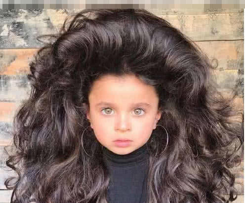 小美女因发量多而走红,颜值碾压权律二,表示分一半头发给我就好