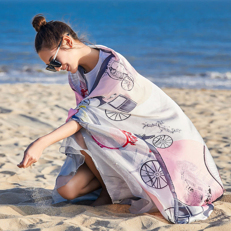 海边美女秀清凉，露背露肩腿真长，偷偷看几眼，真的美翻了