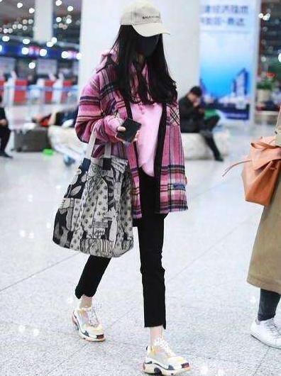 杨幂回香港真相被还原，刘恺威提到爱妻，表情说明一切！