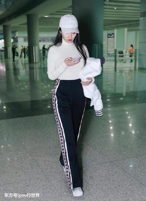 28岁徐冬冬白T红裤现身机场胸围傲人，这身材真的是绝了！