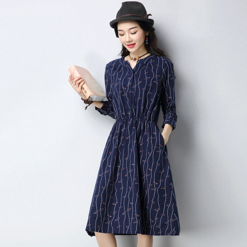 姑娘太美了!身着秋季气质A字裙，显瘦高贵，连背影都美爆