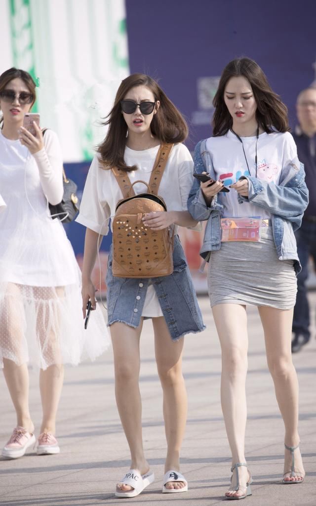 路人街拍，夏日奔放凉爽的穿搭参考，让你尽显成熟女人的迷人魅力