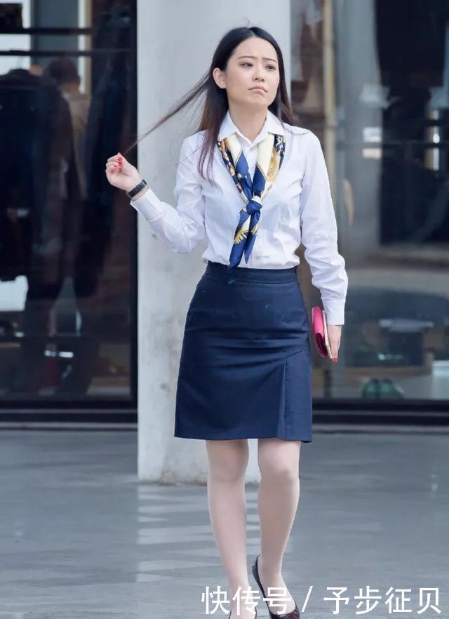 『简洁』路人街拍,姑娘简洁大气,穿白色的衬衫,更加的有女人味