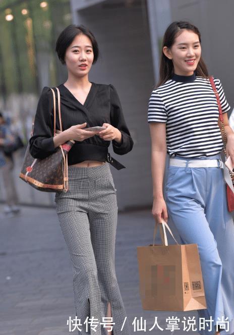 『 街头』还是紧身裤的好看些，街头偶遇两辣妈