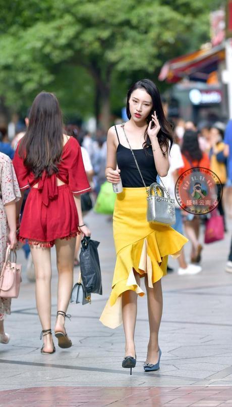 街拍：三里屯网红墙前行走的短发小姐姐，笑起来真甜呐