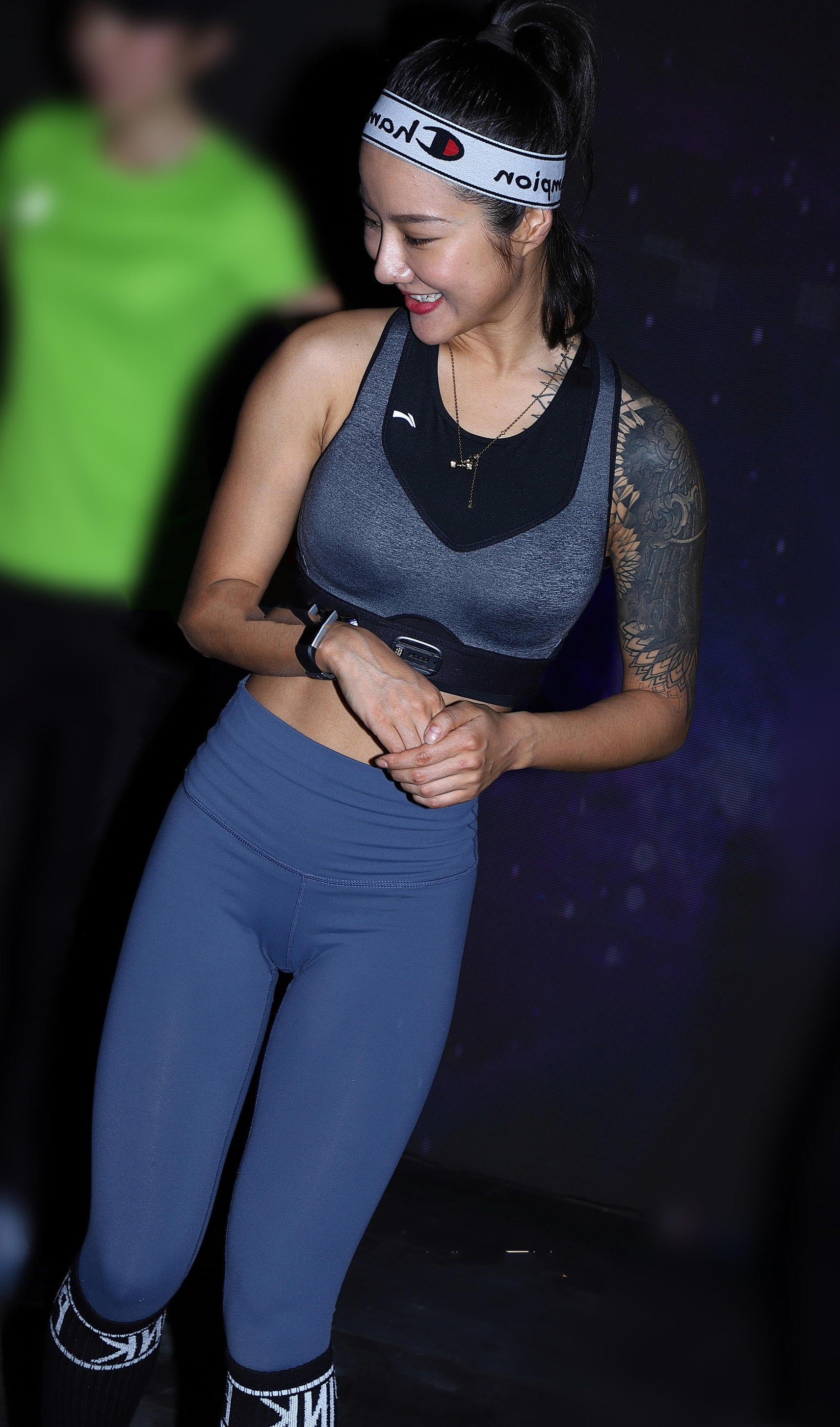 气质小姐姐紧身裤勾勒出丰腴翘臀，轻咬嘴唇，多了几分俏皮的味道