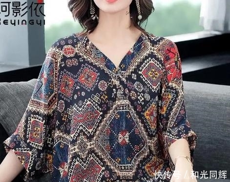 印花:52岁婆婆太会穿衣,繁而不乱的印花小后+竹笋裤,嫩美瘦出新境界